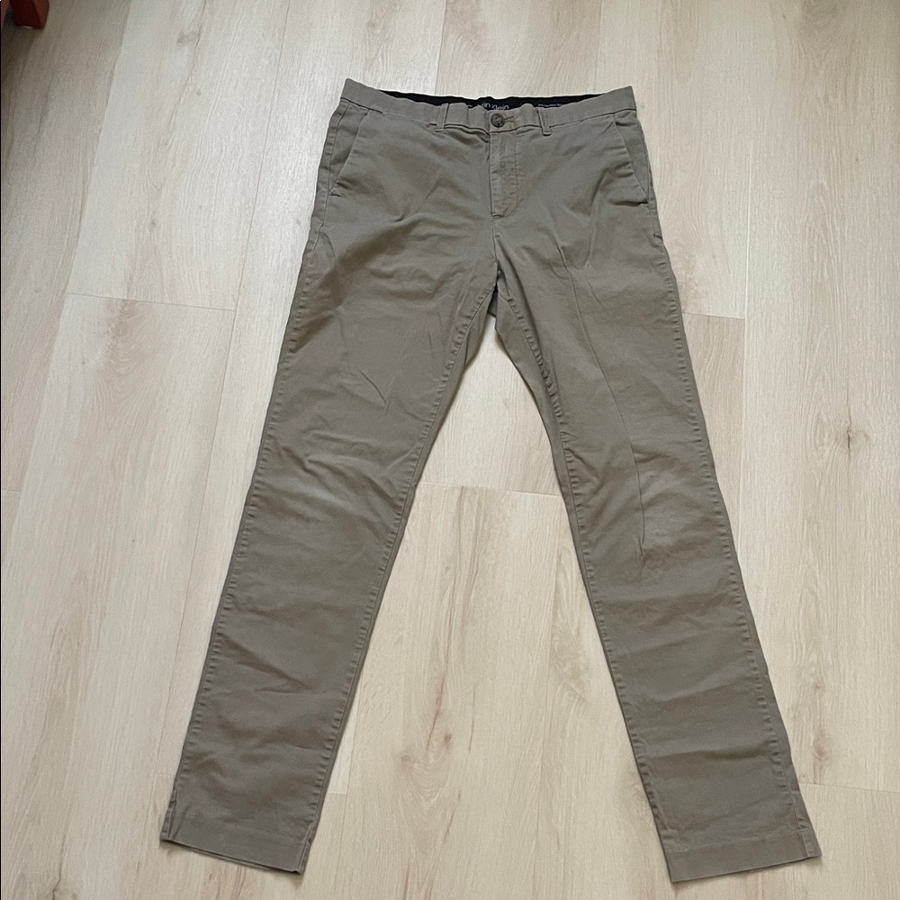 32Wx34L Calvin Klein Men's Classic Khaki Chinos slim fit EUC